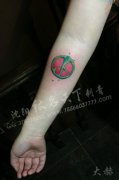 女生手臂小巧流行的反战符号纹身图案