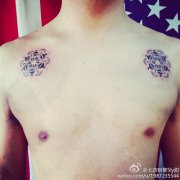 男生肩膀处时尚经典的雪花纹身图案
