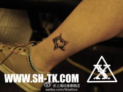 腿部小巧流行的五角星与星座纹身图案