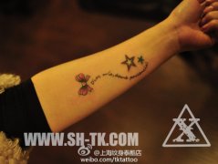 女生手臂流行的蝴蝶结与五角星纹身图案