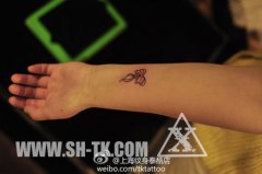 女生喜欢的手臂小巧的蝴蝶结纹身图案