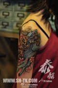 女生手臂经典好看的彩色麒麟纹身图案