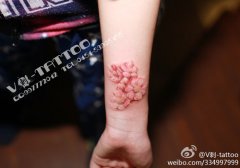 女生手腕小巧唯美的桃花纹身图案