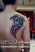 男人肩背帅气的图腾纹身图案