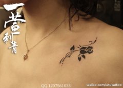 女生锁骨处时尚小巧的图腾玫瑰花纹身图案
