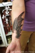 手臂唯美流行的恶魔翅膀纹身图案