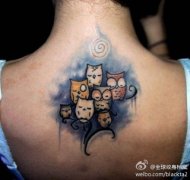 女生背部小巧很萌的猫头鹰纹身图案