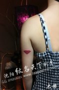 女生手臂唯美小巧的彩色钻石纹身图案