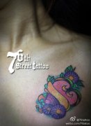 女生胸部小巧时尚的爱心纹身图案