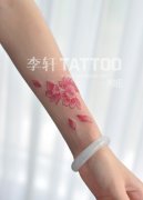女生手臂小巧时尚的樱花纹身图案