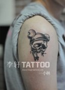 手臂小巧搞怪的骷髅纹身图案