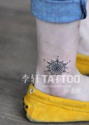 女生脚踝处小巧时尚的雪花纹身图案