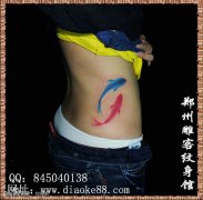 侧腰时尚小巧的鲤鱼纹身图案