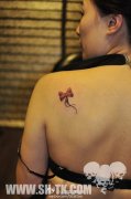 女生肩背流行小巧的蝴蝶结纹身图案