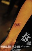 女孩子手臂流行小巧的蝴蝶结纹身图案
