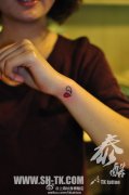 女生手臂碎裂的小爱心纹身图案