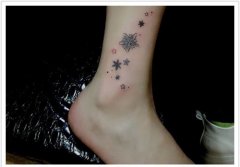 脚踝处小巧流行的五角星与雪花纹身图案