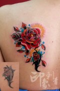 女生背部流行时尚的玫瑰花纹身图案