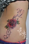 女生腰部唯美精美的玫瑰花纹身图案