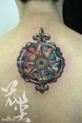 男生背部经典的星空纹身图案