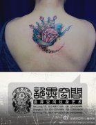 女生背部流行精美的钻石皇冠纹身图案