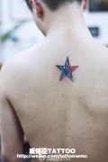 时尚精美的男生后背五角星星空纹身图案
