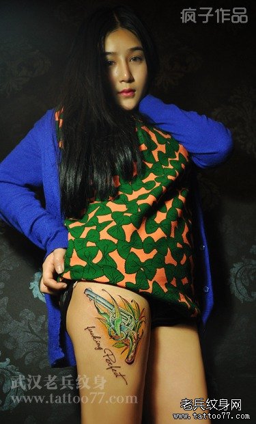 武汉纹身老兵纹身美女性感腿部手枪纹身图案写真3