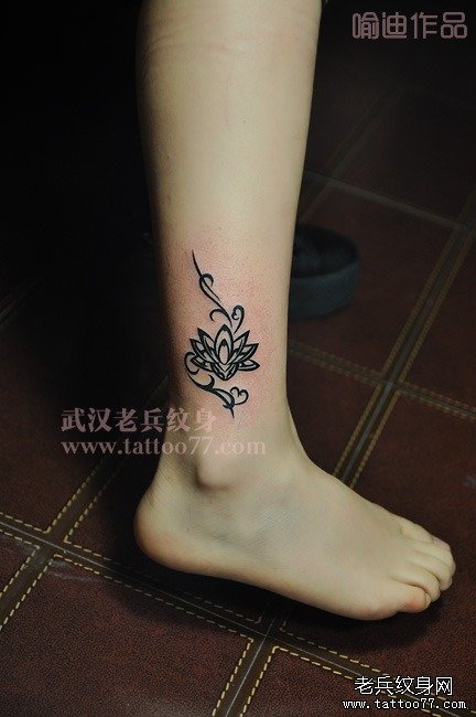 武汉纹身店喻迪制作的脚踝图腾莲花纹身作品