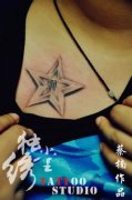 美女胸部立体时尚的五角星纹身图案