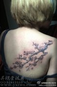 唯美时尚的美女背部梅花纹身图案