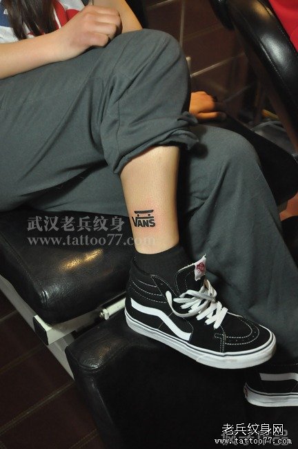 武汉纹身会所为女孩制作的脚踝图腾滑板纹身作品