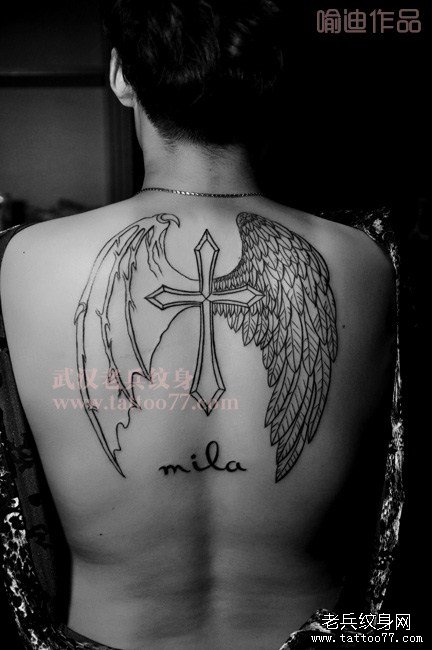 武汉tattoo店刚打造出炉的一款后背线条翅膀纹身作品