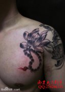 唯美经典的男人胸部莲花与佛珠纹身图案