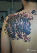 男人肩背超酷的神兽貔貅纹身图案