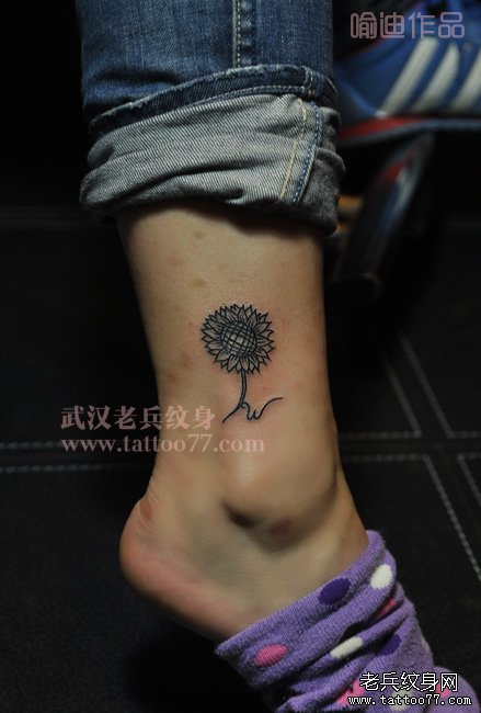 武汉专业纹身师喻迪打造的脚踝线条向日葵纹身作品