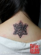 女生背部流行的眼睛与六芒星纹身图案