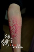 女生手臂漂亮的彩色罂粟花纹身图案