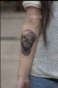 武汉纹身店兵哥为湖南美女制作的一款手部骷髅玫瑰纹身作品