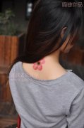 武汉老兵纹身店疯子为美女制作的颈部彩色梅花纹身作品