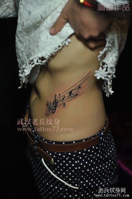 侧腰音符字母纹身作品由武汉专业纹身店制作
