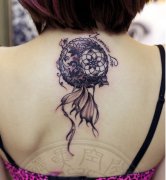 女生后背唯美时尚的捕梦网纹身图案