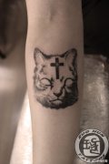 手臂凶恶超酷的猫咪纹身图案