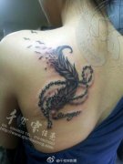 男生后背时尚经典的十字架翅膀纹身图案