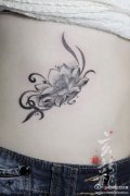 腰部唯美时尚的黑白莲花纹身图案