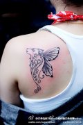 女生后背好看的狼头与蝴蝶翅膀纹身图案