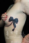 诱人时尚的美女胸部蕾丝蝴蝶结纹身图案