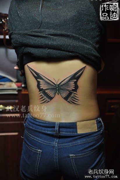后背蝴蝶纹身图案作品由武汉纹身店喻迪制作