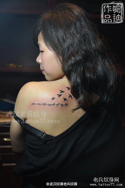 美女后肩背字母鸟纹身图案作品
