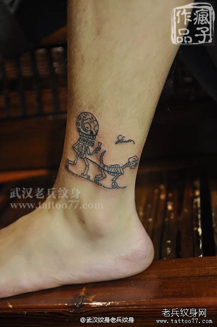 一款脚踝个性骷髅人和狗纹身作品由疯子纹身师出品