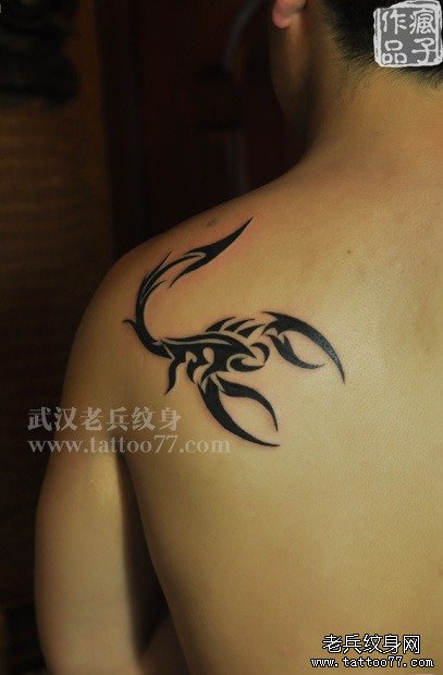 后背帅气的图腾蝎子纹身作品由武汉纹身店疯子制作